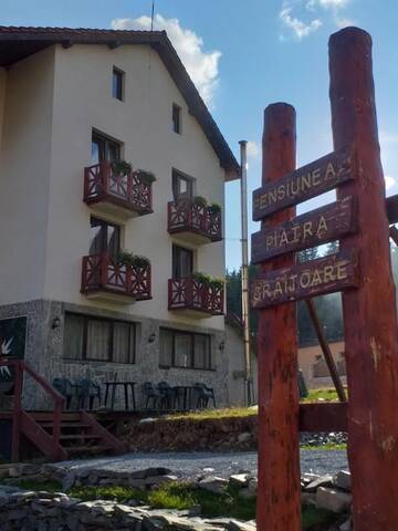 Фотографии Гостевой дом Pensiunea Piatra Graitoare г. Выртоп (Румыния) №3 Фото Гостевой дом Pensiunea Piatra Graitoare г. Выртоп 3